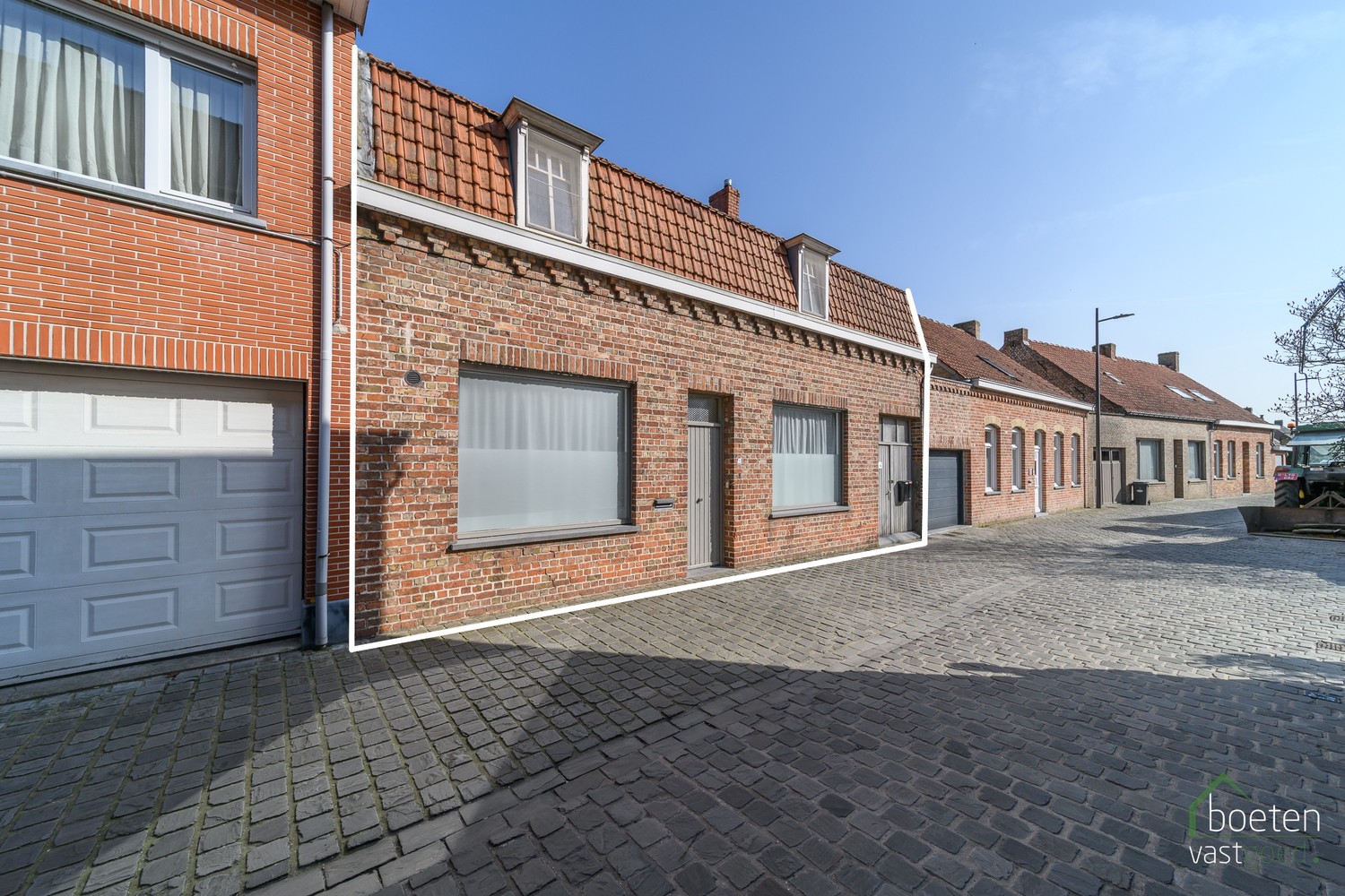 RENINGE: Gezellige dorpswoning met een gerenoveerd gelijkvloers, 3 slpks & zolder en tuin met open zicht op 376m² grondopp. - foto 1