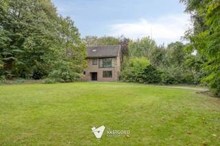 <p><span>Karaktervolle OB ingenieurswoning met 7 slaapkamers op perceel van 39 are. </span></p><p><span> </span></p><p><span>Deze karaktervolle villa in de Minderbroedersstraat is geen gewone woning: ze werd in 1957 gebouwd als ingenieurswoning voor de steenkoolmijn van Heusden-Zolder, naar ontwerp van Isia Isgour, dé modernistische architect van de Limburgse mijnstreek. De woning die we hier mogen aanbieden is één van de twee enige vrijstaande ingenieurswoningen met daarbovenop een royaal perceel dat de privacy garandeert. Vandaag biedt dat erfgoed u ruimte, licht en een stuk Limburgse geschiedenis op een unieke locatie.<br /><br />Troeven van de woning:</span></p><ul><li><span>Recent volledig gerenoveerde woning</span></li><li><span>Hoogwaardige materialen</span></li><li><span>Ruim perceel van 39 are</span></li><li><span>7 slaapkamers</span></li><li><span>Vrijstaande woning</span></li><li><span>Volledig onderkelderd met inrit naar de kelder</span></li><li><span>Bijkomende toegang via achterliggende straat (Gasthuisstraat)</span></li></ul><p><span>Wenst u meer info of een vrijblijvende bezichtiging, Contacteer dan ons kantoor op het nummer 011 85 15 15 en wij helpen u graag verder.</span></p><p><span> </span></p>