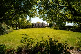 <p><span>Plan uw bezoek tijdens het bezoekweekend van 23 en 24 mei. Richtprijs: € 575.000</span></p>
<p><span>Welkom in de Duivigestraat 17 te Roeselare.</span></p>
<p><span>Achter een lange privatieve oprijlaan die elegant uitmondt in een rondpunt, ontvouwt zich een uitzonderlijk domein van ca. 3.300 m². Hier wordt het meteen duidelijk: dit is geen klassieke woning, maar een plek waar u zich volledig kan terugtrekken in uw eigen wereld.</span></p>