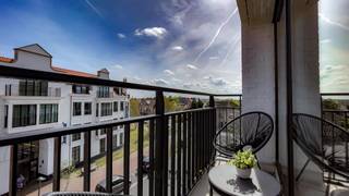 Cet appartement en duplex unique bénéficie d'un emplacement idéal dans le quartier très prisé de Duinenwater, à proximité de la Put van Decloedt...