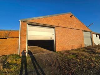 Bedrijfsgebouw te koop te Puurs-Sint-Amands, gelegen langs de Provincialeweg met mooie visibiliteit en goede verbinding via de A12 en de gewestweg N17 (verbinding Dendermonde - Willebroek). Het gebouw heeft een opslagruimte van +/- 1.500m² toegankelijk via meerdere gelijkvloerse sectionaalpoorten (vooraan, zijkant en achteraan het gebouw), alsook een showroom van +/-169m² en kantoor/conciërgewoning op verdiep van +/- 169m². De totale grondoppervlakte bedraagt 26.241m² en is gekend als industrieel gebouw gelegen in agrarisch gebied. Enkele gedeeltes van het gebouw zijn op heden verhuurd. <br /><br />Voor meer informatie, contacteer Structura.biz op het nummer 02 462 32 00!