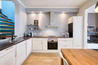 Deze zeer mooie en lichtrijke rijwoning is gelegen in de Rupelmondestraat 30 te Temse. De woning combineert een aangename woonomgeving met praktische ruimtes en een moderne, gezellige uitstraling.<br /><br />De woning beschikt over een volledig geïnstalleerde keuken, drie slaapkamers en een hobbyruimte die tal van mogelijkheden biedt. Daarnaast is er een ruime berging met aansluitingen voor een wasmachine en droogkast.<br /><br />Een absolute troef is het ruime terras van maar liefst 15 m² op de eerste verdieping, waar u in alle rust kunt genieten van het buitenleven.<br /><br />Ook op energetisch vlak scoort de woning goed, met een EPC-label B. De verwarming gebeurt via centrale verwarming op aardgas met een condensatieketel. Bovendien is de woning asbestveilig.<br /><br />Troeven:<br />- Ruim terras van 15 m² op de eerste verdieping<br />- EPC-label B<br />- Asbestveilig<br />- Centrale verwarming op aardgas met condensatieketel<br /><br />Een bijzonder aangename woning met veel lichtinval, praktische ruimtes en een gezellig terras, ideaal voor wie op zoek is naar een fijne thuis in Temse!