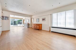 <strong>Charmant alleenstaand landhuisje met leuke tuin en polyvalente knap bijgebouw van ca. 200 m²</strong><br />Bij het betreden van de woning kom je in een ruime hal met apart gastentoilet. Op het gelijkvloers bevindt zich een veelzijdige kamer die perfect dienst kan doen als bureel of extra slaapkamer, voorzien van talrijke ingemaakte kasten. Daarnaast is er een ruime berging die eventueel kan worden omgevormd tot een tweede badkamer.<br />De sfeervolle leefruimte straalt warmte en gezelligheid uit, met een open haard als centraal element en maatkasten rondom. Groot raampartij zorgt voor veel natuurlijk licht en bieden een mooi uitzicht op het ruime terras en de zonnige tuin met optimale privacy.<br />De ingerichte keuken is praktisch en functioneel<br /><strong>Op de eerste verdieping</strong> hebt u de nachthal met ingemaakte kastjes er bevinden zich twee slaapkamers, waarvan één met uitgebreide ingemaakte kasten. De ruime badkamer is uitgerust met een ligbad en badkamermeubel.<br />Een absolute troef van deze eigendom is de indrukwekkende polyvalente ruimte van ca. 200 m². Dankzij de koepels en ramen geniet deze ruimte van overvloedig natuurlijk licht. Verder beschikt ze over een aparte wc, wasplaats en extra bergruimte, wat tal van mogelijkheden biedt (atelier, praktijkruimte, hobbyruimte, kleien zelfstandige,opslag ...).<br />EPC 422 ( landhuisje is voldoende gesoleerd,maar vermits polyvalente ruimte aanpalend is aan woning is deze meegerekend )