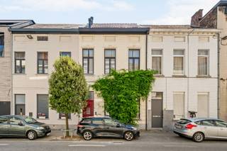 Bent u op zoek naar een instapklare woning waar authentieke charme en hedendaags wooncomfort perfect samengaan? Dan zal deze prachtig gerenoveerde woning u zeker bekoren.<br /><br />De woning beschikt over drie ruime slaapkamers, waarvan één met een praktische dressing. Authentieke elementen werden met zorg behouden en gecombineerd met een hoogwaardige renovatie, waardoor u geniet van een karaktervolle woning in een energiezuinig jasje.<br /><br />De kwalitatieve Dovy-keuken vormt het hart van de woning en sluit naadloos aan op de lichtrijke leefruimte. De stijlvolle badkamer is uitgerust met zowel een ligbad als een ruime inloopdouche.<br /><br />Verder beschikt de woning over een uitstekende EPC-score A, een conforme elektrische installatie, een ventilatiesysteem, ingemaakte kasten en een praktische kelder.<br /><br />Ook de ligging is een absolute troef. U woont op wandelafstand van het station, scholen en het bruisende centrum van Aalst, waardoor winkels, horeca en openbaar vervoer steeds binnen handbereik zijn.<br /><br />Als kers op de taart beschikt de woning over een gezellige, onderhoudsvriendelijke stadstuin waar u in alle rust kunt genieten.<br /><br />Een unieke combinatie van karakter, comfort, energiezuinigheid en een topligging. <br /><br />Meer info: arno@woonvast.be of 0478 44 20 90