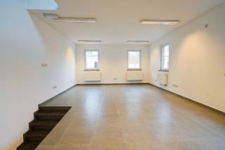 Centraal gelegen handelspand van 126 m² in het centrum van Overmere, pal langs de gewestweg die Gent en Dendermonde met elkaar verbindt. Dankzij...