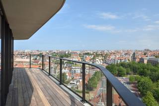 Nieuwbouw appartement met hoogstaande afwerking gelegen in Tower District met weergaloze zichten op Knokke, de golf en de zee.Indeling: Inkomhal met...