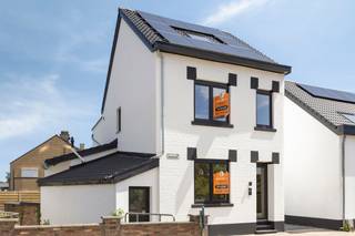 <p>Deze volledig en modern gerenoveerde woning is uitstekend gelegen in het centrum van Bertem en combineert een hedendaagse uitstraling met energiezuinigheid. Dankzij de centrale ligging geniet u van een vlotte verbinding naar Leuven en Brussel, terwijl ook de autosnelwegen E314 en E40 zich op korte afstand bevinden. De woning werd met oog voor kwaliteit en comfort volledig vernieuwd en behaalt een uitstekend EPC-label A. In combinatie met de aanwezige zonnepanelen resulteert dit in een lage energiekost en een duurzame toekomstgerichte investering.<br /><br />Op het gelijkvloers bevinden zich een inkomhal met apart gastentoilet, een leefruimte met open keuken. Aansluitend vindt u een praktische berging met aansluitingen voor wasmachine en droogkast. Op de eerste verdieping zijn er twee volwaardige slaapkamers en een badkamer, uitgerust met zowel een ligbad als een douche. De tweede verdieping biedt plaats aan een zeer ruime derde slaapkamer.<br /><br />Ook buiten is het aangenaam vertoeven dankzij de gezellige, volledig omheinde tuin. Daarnaast beschikt de woning over een extra tuinberging voor bijkomende opslagruimte.<br /><br />Deze instapklare woning onderscheidt zich door haar moderne afwerking, uitstekende energiescore, zonnepanelen en bijzonder gunstige ligging. Een ideale opportuniteit voor wie op zoek is naar comfortabel en zorgeloos wonen in het hart van Bertem.<br /><br />Voor meer informatie of een bezoek ter plaatse kunt u contact opnemen met Thomas via +32 499 22 99 24 of thomas@sophimo.be.</p>