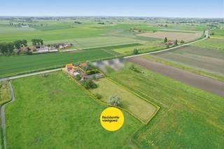 Open bebouwing met landelijk verzicht op 5.450 m² – uitzonderlijk veel potentieel!<br /><br />Op zoek naar ruimte, rust en mogelijkheden? Deze open bebouwing, landelijk gelegen en voorzien van een goedgekeurde functiewijziging naar zonevreemde woning, biedt een unieke kans op een uitzonderlijk ruim perceel van maar liefst 5.450 m².<br /><br />De eigendom geniet van een prachtige groene omgeving, een open landelijk verzicht en een bijzonder rustige ligging. Dit maakt ze de ideale uitvalsbasis voor wie droomt van een renovatieproject op maat of de realisatie van een nieuwbouw op een royaal perceel.<br /><br />De bestaande woning omvat diverse leefruimtes en vier slaapkamers, waardoor er vandaag al een ruime basis aanwezig is. Daarnaast bieden de bijgebouwen tal van extra mogelijkheden, zoals opslagruimte, hobbyruimte,...<br /><br />Dankzij de omvang van het perceel geniet u hier van een heerlijk gevoel van vrijheid, privacy en buitenruimte. Bovendien bestaat de mogelijkheid om bijkomende landbouwgrond aan te kopen.<br /><br />Een zeldzame opportuniteit voor wie landelijk wil wonen, renoveren of bouwen op een ruim perceel met prachtig verzicht en veel potentieel.<br /><br />Neem voorsprong met een vrijblijvende en gratis schatting van uw eigendom via:<br />http://www.residentievastgoed.be/gratisonlineschatten<br /><br />EPC: F-Label (Ref. NI26566)