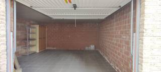 Ruime garagebox (23m2) te koop - centrum Oostende (Jules Peurquaetstraat)<br />Op zoek naar een ruime en vlot toegankelijke garagebox in het centrum van Oostende? Deze garage van 23m2 is ideaal voor eigen gebruik of als investering, op wandelafstand van de dijk.<br />De garage bevindt zich op het gelijkvloers en is bereikbaar via een autolift. Dankzij de royale oppervlakte is er voldoende plaats voor de wagen en extra opslag.<br />Indeling en kenmerken <br />- oppervlakte: 23m2<br />- gelijkvloers gelegen<br />- toegang via autolift<br />- elektriciteit aanwezig<br />- geschikt voor wagen en opslag<br />Troeven<br />- centrale ligging nabij zee en winkels<br />- zeldzaam grote garagebox in deze buurt<br />- interessante investering (verhuurmogelijkheid)<br />- goede bereikbaarheid<br />Vrij bij akte<br />Interesse? Neem contact op voor meer info.<br /><br />