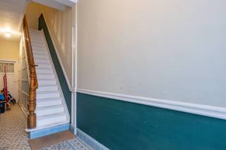 <p><span>Knus appartement in klein gebouw. Rustige woonstraat in Deurne-Zuid.</span></p><p><span> </span></p><p><span>Indeling:</span></p><p><span>We bereiken deze eerste verdieping met de trap. Ingerichte leefkeuken met in het verlengde een zithoek met veel lichtinval.Vooraan een grote slaapkamer (momenteel in gebruik als extra eetplaats) met terzijde een ruimte ideaal als bureau of dressing. Achteraan een wat grotere badkamer met ligbad, wastafel en WC. Tenslotte een kleine berging/wasplaats.</span></p><p><span> </span></p><p><span>Extra info:</span></p><p><span>- Ramen dubbel glas</span></p><p><span>- EPC: 370 kWh/(m²/jaar) t.g.v. de gaskachel</span></p><p><span>- Dak gebouw vernieuwd en geïsoleerd</span></p><p><span>- Elektrische installatie is conform</span></p><p><span>- Hoge plafonds</span></p><p><span>- Plankenvloeren.</span></p>