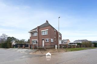 <p>Deze woning in het rustige Wijchmaal-Peer biedt een unieke kans voor wie op zoek is naar een gezinswoning met potentieel. De ligging is ideaal: op wandelafstand van scholen, winkels en horeca, én vlakbij de Noord-Zuidverbinding die zorgt voor een vlotte bereikbaarheid richting Hasselt en Nederland.</p>

<p>Op het perceel van maar liefst 11a 76ca staat momenteel deze charmante woning uit 1938 met mooie architecturale elementen zoals ronde bogen en een erker die voor veel lichtinval zorgt. De woning is voorzien van 4 slaapkamers en een gelijkvloerse bureelruimte die ook als slaapkamer kan dienen. De woning beschikt ook over een inpandige garage en een schuur voor de opslag van materialen.</p>

<p><strong>Enkele troeven:</strong></p>

<ul><li><strong>Ruim perceel:</strong> Met 11a en 76ca biedt deze grond volop mogelijkheden voor een nieuw project.</li><li><strong>Goede EPC-score:</strong> Dankzij dubbele beglazing, dakisolatie, luchtspouwisolatie en een hoogrendementsketel op gas behaalt de woning EPC-label D.</li><li><strong>Authentieke elementen:</strong> De bestaande woning beschikt over unieke kenmerken zoals een erker en sierbogen die zorgen voor charme en licht.</li><li><strong>Interessante ligging:</strong> Rustige woonwijk, dichtbij scholen en winkels, én vlotte bereikbaarheid via de Noord-Zuidverbinding.</li></ul>
<span><span>Ben je op zoek naar een projectgrond in Peer? Neem dan gerust contact met ons op via <strong>impact@era.be</strong> of <strong>089 46 48 63</strong>. <strong>Lander helpt je graag verder!</strong></span></span>