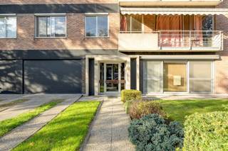 <p><span>Zoek je een appartement met ruimte en potentieel dat je volledig naar eigen smaak kan inrichten? Dit op te frissen appartement met 3 slaapkamers op de Oudstrijderslaan 55 biedt de ideale basis, gelegen in een verzorgd gebouw met lift.</span></p><p><span>De highlights:</span></p><ul><li><span>3 volwaardige slaapkamers</span></li><li><span>Gebouw met lift</span></li><li><span>EPC D-label (geen renovatieverplichting)</span></li><li><span>Inclusief private kelderberging</span></li><li><span>Rustige, aangename straat</span></li></ul><p><span>Indeling: Je komt binnen via de inkomhal die leidt naar de lichtrijke leefruimte. De aansluitende keuken is reeds uitgerust met alle nodige toestellen.</span></p><p><span>Het appartement beschikt over drie slaapkamers en een badkamer uitgerust met een douche. Inbegrepen in de verkoop is een private kelderberging, ideaal voor extra opslagruimte. Dankzij het EPC D-label geldt er geen renovatieverplichting, waardoor je op je eigen tempo kan vernieuwen.</span></p><p><span>Buurt: Gelegen in een rustige straat in Hoboken met winkels, scholen, parken en openbaar vervoer op wandelafstand. Vlotte verbinding naar de Antwerpse Ring en A12.</span></p><p><span>Interesse in een bezoek? Neem contact op via 03/646.66.55 of lynn@sinjoor.be!</span></p>