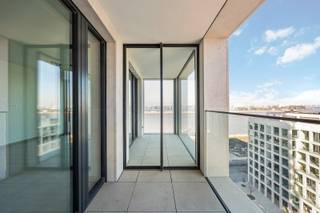 Nieuwbouwappartement met frontaal Scheldezicht in een standingvol gebouw dat werd ontworpen door architect Max Dudler, gelegen op Nieuw Zuid;...