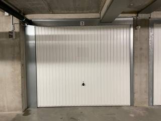 Vlot bereikbare garagebox in de verkaveling Heulebrug te Heist-aan-Zee.<br />Gunstige locatie aan het Kraaiennestplein, vlakbij het station en het centrum van Heist. <br /><br />De box is gemakkelijk in te rijden en voorzien van elektriciteit.<br /><br />Bezoeken of meer informatie? <br />Contacteer Willem Cauwels op het nummer 050/89.27.70.