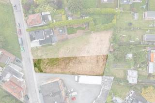 <p>This attractive <strong>836 m² building plot</strong> offers an excellent opportunity to construct a spacious semi-detached family home in the desirable municipality of Dilbeek.</p><p>The plot provides generous building possibilities and allows future owners to design a home tailored to their lifestyle. In addition to residential use, complementary functions such as a home office or professional practice are permitted.</p><p><strong>Key features:</strong></p><ul><li><p>Plot size: <strong>836 m²</strong></p></li><li><p>Designated for a <strong>semi-detached family home</strong></p></li><li><p>Home office or professional practice permitted</p></li><li><p>Building line positioned <strong>4 metres behind the street boundary</strong></p></li><li><p>Maximum building depth:</p><ul><li><p><strong>15 metres on the ground floor</strong></p></li><li><p><strong>12 metres on the upper floor</strong></p></li></ul></li><li><p>Maximum of <strong>2 full storeys</strong></p></li><li><p>Optional attic or roof level</p></li><li><p>Choice of flat or pitched roof</p></li><li><p>Roof design to match the neighbouring plot</p></li><li><p>Full basement construction permitted</p></li><li><p>Detached outbuilding allowed up to <strong>40 m³</strong></p></li></ul><p>Located in a pleasant residential area of Dilbeek, this plot combines peaceful surroundings with excellent accessibility to Brussels, schools, shops and public transport. A perfect opportunity to build a modern and future-oriented home in a highly sought-after location.</p>
