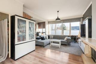 [[ DIT PAND NEEMT DEEL AAN DE ERA OPEN HUIZEN DAG OP 13/6 VAN 13:00 TOT 14:00 ]]
<p>Te koop: licht en praktisch ingedeeld appartement op de Antwerpsesteenweg in Hoboken, met twee slaapkamers en een centrale ligging nabij park, openbaar vervoer en belangrijke invalswegen.<br /><br />Dit halfopen appartement geniet van een uiterst centrale locatie met vlotte verbindingen naar Antwerpen-centrum, winkels en het treinstation. Dankzij de hoekligging valt het natuurlijke licht de hele dag binnen, wat zorgt voor een open en aangenaam woongevoel. De indeling is praktisch en optimaal benut, ideaal voor koppels, kleine gezinnen of als investering.<br /><br />Belangrijkste ruimtes:<br />• Woonkamer met grote raampartijen.<br />• Keuken met dampkap, koelkast, diepvries, oven en gaskookplaat.<br />• Twee slaapkamers.<br />• Badkamer met ligbad en enkelvoudige spoelbak.<br />• Berging met aansluiting voor wasmachine en droogkast.<br />• Inkomhal met parlofoon en ingemaakte kasten.<br />• Terras aan de achterzijde.<br /><br />Troeven:<br />• Centrale ligging met uitstekende bereikbaarheid.<br />• Hoekligging met veel natuurlijk licht.<br />• Praktische indeling met twee slaapkamers.<br /><br />Neem vandaag nog contact op met je ERA-makelaar voor een bezoek.<br />JOUW DROOMAPPARTEMENT. ZO GEVONDEN!</p>