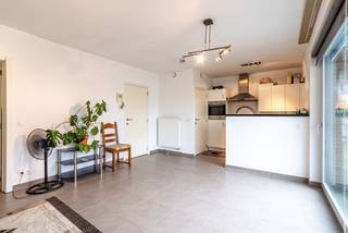 Dit moderne appartement, gebouwd in 2012, bevindt zich op een uitstekende locatie in Waregem, op wandelafstand van het centrum. Winkels, scholen en openbaar vervoer zijn vlot bereikbaar.<br />Het appartement is gelegen op de eerste verdieping en is toegankelijk via de lift of trap.<br /><br />INDELING:<br />Bij het binnenkomen is er een inkomhal met een apart gastentoilet. De ruime en lichtrijke woonkamer geniet dankzij de grote raampartijen van aangename natuurlijke lichtinval en sluit naadloos aan op de volledig geïnstalleerde open keuken. Aansluitend bevindt zich een praktische berging/wasberging.<br />Het appartement heeft één ruime slaapkamer, met aansluitende badkamer voorzien van een bad/douche en wastafel.<br />Daarnaast beschikt het appartement over een aangenaam terras met zicht op de binnentuin. <br /><br />Een ondergrondse autostaanplaats en private berging zijn verplicht bij aan te kopen (25.000 euro)<br /><br />Het appartement is momenteel verhuurd. De huurovereenkomst kan worden opgezegd, rekening houdend met de geldende opzegtermijn van zes maanden.<br /><br />Ben je op zoek naar een comfortabel appartement op een toplocatie in Waregem of naar een interessante investering? Plan dan vandaag nog jouw bezoek in!<br /><br />ref.: LS/26093/TK<br />UC: 20241126-0003448137-RES-1