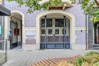 Op zoek naar een pand waar commerciële mogelijkheden en wooncomfort perfect samenkomen? Dit goed onderhouden handelspand met bovenliggende woonst is centraal gelegen aan de Stationsstraat 6, midden in het bruisende centrum van Lanaken. <br /><br /><strong>Handelen en wonen op een centrale locatie in Lanaken</strong><br />Dit veelzijdige handelspand met bovenliggende woonst is gelegen aan de Stationsstraat 6, midden in het centrum van Lanaken. Dankzij de centrale ligging bevindt u zich op wandelafstand van winkels, horecazaken, diensten en andere voorzieningen. Bovendien geniet het pand van een goede zichtbaarheid en een vlotte bereikbaarheid.<br /><br />De combinatie van een commerciële ruimte op het gelijkvloers en een appartement op de verdieping maakt dit pand bijzonder interessant voor ondernemers die wonen en werken willen combineren, maar biedt eveneens mogelijkheden als investering.<br /><br /><strong>Verzorgde handelsruimte met praktische voorzieningen</strong><br />Het handelspand op het gelijkvloers verkeert in een zeer goede en verzorgde staat en is meteen bruikbaar voor verschillende commerciële doeleinden.<br /><br />Het handelspand is voorzien van een open en aangename winkelruimte met etalage. Deze ruimte biedt voldoende mogelijkheden om deze volledig af te stemmen op uw eigen activiteit. Voor extra veiligheid is de voorzijde voorzien van een stevig hekwerk.<br /><br />Verder is er aan de achterzijde van de winkelruimte een atelier of stockageruimte voorzien. De keukenhoek is praktisch ingedeeld en voorzien van een werkblad, spoelbak en opbergkasten.<br />Daarnaast beschikt het handelspand over een eigen afzonderlijk toilet.<br /><br />Tot slot is er een kelderverdieping aanwezig, dewelke gebruikt kan worden voor de opslag van extra materialen. <br /><br />De ruimte kan onder meer dienstdoen als winkel, kantoor, praktijkruimte of andere commerciële invulling, afhankelijk van uw plannen en activiteit.<br /><br /><strong>Wonen boven uw zaak</strong><br />Boven het handelspand bevindt zich een triplex-appartement, waardoor u hier de unieke mogelijkheid heeft om wonen en werken op één locatie te combineren.<br /><br />Het bovenliggende woongedeelte vormt bovendien een interessante meerwaarde voor ondernemers die graag hun zaak en woonst op dezelfde plek hebben, of voor investeerders die op zoek zijn naar een pand met meerdere gebruiksmogelijkheden.<br /><br /><u>Het appartement heeft de volgende indeling: </u><br />Op het gelijkvloers bevindt zich de privé-inkomhal waar u een eerst berging kan terugvinden voor het veilig stockeren van fietsen en/of de gemeentelijke afvalcontainers. <br /><br />Via de vaste trap komt u terecht op de eerste verdieping van het appartement, waar er aan uw rechterkant een vestiaire voorzien is met aansluitend het apart gastentoilet. <br />Wanneer u de inkomhal oversteekt, komt u terecht in de leefruimte van het appartement dewelke onderverdeeld is in een zit- en eethoek. Aan de achterzijde van de woonkamer bevindt zich het terras. De keuken is toegankelijk vanuit de eetkamer. <br /><br />De tweede verdieping is voorzien van drie ruime tot comfortabele slaapkamers waarvan één voorzien van een ensuite badkamer. <br />Verder beschikt deze verdieping over een tweede apart toilet en een tweede badkamer.<br /><br />De derde verdieping is opgedeeld in twee afzonderlijke ruimtes. Eén ruimte doet dienst als praktische wasplaats en technische ruimte. De andere ruimte is ingericht als een apart appartement en beschikt over een keuken met een gezellige zit- en eethoek. Daarnaast is er op deze verdieping een badkamer aanwezig, uitgerust met een douche en toilet.<br /><br />Wat betreft de technische voorzieningen wordt het bovenliggende appartement verwarmd op elektriciteit. Het zaakgedeelte wordt verwarmd op aardgas. Daarnaast is er airconditioning voorzien in het zaakgedeelte en op iedere verdieping, telkens met een afzonderlijke unit.<br /><br /><strong>Alle sterke troeven op een rij</strong>
<ul>
<li>Centrale ligging in het centrum van Lanaken</li>
<li>Goede zichtbaarheid en bereikbaarheid</li>
<li>Verzorgd en goed onderhouden handelspand</li>
<li>Bovenliggend appartement</li>
<li>Ideale combinatie van handel en wonen</li>
<li>Geschikt voor verschillende commerciële doeleinden</li>
<li>Een pand met mogelijkheden</li>
</ul>
Op zoek naar een commerciële ruimte op een centrale locatie in Lanaken, met de extra troef van een bovenliggende woonst? Dan is dit pand zeker het ontdekken waard.<br /><br />Benieuwd naar de mogelijkheden van dit pand? Neem vandaag nog contact met ons op voor meer informatie of om een bezichtiging in te plannen via het nummer <span><strong>089 23 44 22</strong></span> of via <span><strong>info@immoverslegers.be</strong></span><span>.</span>