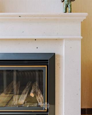 <p><span>GENTBRUGGE - Perfect onderhouden rijwoning met drie slaapkamers</span></p><p><span> </span></p><p><span>Ontdek deze gezellige starterswoning, gelegen in de Jozef Vervaenestraat te Gentbrugge, op wandel- en fietsafstand van openbaar vervoer, winkels en scholen. </span></p><p><span>De lichtrijke woning geniet een praktische indeling en werd doorheen de jaren perfect onderhouden, voorzien van een dakrenovatie en nieuwe ramen.</span></p><p><span> </span></p><p><span> </span></p><p><span>Enkele troeven in een notendop: </span></p><ul><li><span>Centrale ligging</span></li><li><span>Zeer lichtrijk</span></li><li><span>Drie volwaardige slaapkamers </span></li><li><span>Mogelijkheid extra slaapkamer</span></li><li><span>Charmante voorgevel</span></li><li><span>Aangename stadskoer</span></li><li><span>Vlotte verbinding naar Gent Centrum</span></li></ul><p><span> </span></p><p><span> </span></p><p><span>Indeling: </span></p><p><span>Via de inkomhal met vestiaire komen we aan in de zeer lichtrijke leefruimte met knusse zithoek, eetkamer met gezellige open haard, een aparte keuken voorzien van alle comfort, de bijkeuken met wasberging en een eerste badkamer met toilet, lavabomeubel en douche. </span></p><p><span>De prachtige houten trap brengt ons naar de nachthal van de eerste verdieping met twee volwaardige slaapkamers en een tweede badkamer met toilet, ligbad en wastafel. Op de tweede verdieping treffen we een derde slaapkamer, de mogelijkheid om een vierde slaapkamer af te werken en toegang tot de zolder.</span></p><p><span> </span></p><p><span> </span></p><p><span>Belangrijk: </span></p><p><span>Richtprijs: 299.000 EUR</span></p><p><span>EPC: 342 kWh/m² jaar (UC: 20251126-000372766-RES-2)</span></p><p><span>Geen renovatieverplichting</span></p><p><span> </span></p><p><span>Overtuigd? Contacteer Axel Lenaerts makelaars voor meer info en een inschrijving op de eerste bezoekdag via <span>Laurens@axellenaerts.be</span></span><span> of 09 245 24 24</span></p><p><span> </span></p><p><span> </span></p>