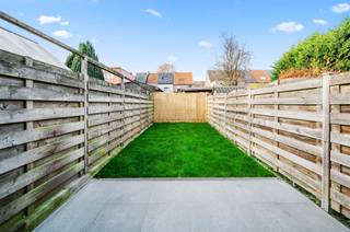 <p><span>Dit vernieuwde huis in de Magdalenasteenweg, ligt in het hart van het dorp, op slechts een paar minuten wandelen van het station van Muizen. U kan hier op veel plaatsen gratis parkeren. De gevels zijn afgewerkt in contrastkleuren: witgeverfd met donkere plint en zwarte PVC ramen (driedubbel glas) aan de voorgevel en sierpleister (10cm isolatie) aan de achtergevel. Op het gelijkvloers ligt bezijden de inkom een ruimte, waar de tellers worden afgeschermd met een omkasting en waar u ook uw wasmachine en droogkast kwijt kan. In de leefruimte met open keuken, vallen de sierradiatoren op, de keramische tegels (parketimitatie), de glazen deur (aluminium) met glas, plus de grote vlakke dakkoepel met afstandsbediend zonnescherm. Het schuifraam kijkt uit op het betegelde terras en de omheinde zonnige tuin. In de keuken stelen de volgende apparaten de show: vaatwasser, dampkap, koelkast, freezer en kookplaat. Qua bergruimte staat een goed geventileerde kelder ter beschikking. Nieuwe beukenhouten verdiepingstrappen passen goed bij de laminaatvloeren van de 2 ruime kamers, waarvan één grote onder dak gelegen is en de hele 2e verdieping inneemt. De badkamer omvat een sierradiator, inloopdouche met glazen wand en een lavabomeubel. Het epc-label B werd behaald met behulp van een nieuwe condensatieketel, 10 cm gevelisolatie (achtergevel), 18cm isolatie in het platte dak en 10cm minerale wol in het schuine dak. Doorheen de woning zijn veel in het plafond ingebouwde led-spots voorzien.</span></p><p><span> </span></p>