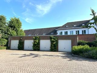 Fantastich groot triplexappartement in het hart van Hoogstraten. Inkomhal met afzonderlijk gastentoilet & vestiaire, ruime berging mooie woonkamer...