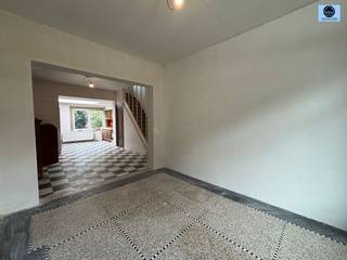 <p><span>JOLIE MAISON POUR JEUNES COUPLES AVEC 3 CHAMBRES ET JARDIN</span></p><p><span>Prix indicatif : 225 000 euros</span></p><p><span> </span></p><p><span> </span></p><p><span>Cette maison est située à deux pas du centre de Geraardsbergen et à proximité des transports en commun, des écoles et des commerces.</span></p><p><span> </span></p><p><span>Au sous-sol, vous trouverez un vaste espace de rangement et l'accès au jardin.</span></p><p><span> </span></p><p><span>Au rez-de-chaussée, vous trouverez le hall d’entrée avec le salon, la salle à manger et la cuisine. Vous y trouverez également la première salle de bains avec WC et douche.</span></p><p><span> </span></p><p><span>Au premier étage, vous trouverez la première chambre, la salle de bains avec douche et des toilettes séparées.</span></p><p><span> </span></p><p><span>Au deuxième étage, vous trouverez les combles aménagés. Ceux-ci peuvent facilement être divisés en deux chambres.</span></p><p><span> </span></p><p><span>ATTOUS :</span></p><p><span>- Installation électrique conforme à l'AREI !!</span></p><p><span>- Logement idéal pour les jeunes ménages </span></p><p><span>- Label EPC C =>: aucune obligation de rénovation !!</span></p><p><span>- Sans amiante </span></p><p><span> </span></p><p><span>Pour plus d'informations ou pour organiser une visite, appelez le 0472/29.25.04 ou envoyez un e-mail à louis@svena.be </span></p><p><span> </span></p><p><span>Ces informations sont fournies à titre purement indicatif et nous ne pouvons être tenus responsables d'éventuelles inexactitudes. La surface habitable est donnée à titre indicatif uniquement.</span></p><p><span> </span></p>