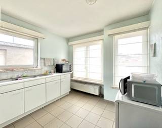 Instapklaar gelijkvloers appartement op centrale locatie te Sint-Eloois-Vijve, met goede verbindingen en nabij alles wat men nodig heeft;...