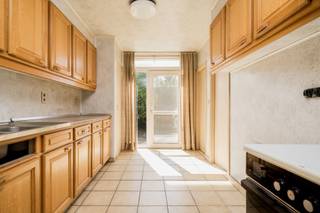 <p><span>Te renoveren rijwoning met zuidgerichte tuin op toplocatie in Mechelen-Zuid</span></p><p><span>Op zoek naar een woning die je volledig naar eigen smaak kan renoveren? Deze charmante rijwoning ligt in een rustige straat in het gegeerde Mechelen-Zuid en biedt heel wat potentieel. Een ideale starterswoning voor wie graag de handen uit de mouwen steekt en op zoek is naar ruimte, licht en een uitstekende ligging.</span></p><p><span>Via de inkomhal kom je in een praktische voorruimte, ideaal als fietsenberging, wasplaats, bureau of extra opbergruimte. Aansluitend bevindt zich de leefruimte, waar een </span><span>grote lichtkoepel voor een overvloed aan natuurlijke lichtinval</span><span> zorgt. Een bijzonder karaktervol detail is het </span><span>authentieke glas-in-loodraam tussen de badkamer en de leefruimte</span><span>, dat extra charme en een unieke toets aan het interieur geeft.</span></p><p><span>Achteraan vind je de keuken en badkamer. Het toilet bevindt zich apart in de achterbouw. Deze ruimtes bieden verschillende mogelijkheden om bij een renovatie een eigentijdse en praktische indeling te creëren.</span></p><p><span>Op de eerste verdieping bevinden zich </span><span>twee ruime slaapkamers van ca. 12 m² en 14 m²</span><span>. De zolderverdieping is bereikbaar via een </span><span>vaste trap</span><span> en werd reeds opgedeeld in een </span><span>derde slaapkamer en een aparte zolderruimte</span><span>. Deze laatste kan verder afgewerkt worden tot bijvoorbeeld een vierde slaapkamer, bureau of hobbyruimte.</span></p><p><span>Vanuit de keuken heb je toegang tot de </span><span>zuidgerichte stadstuin</span><span>: een aangename buitenruimte waar je volop van de zon kan genieten.</span></p><p><span>Daarnaast beschikt de woning over een </span><span>kelder</span><span>. De ramen werden reeds vervangen in 2012. De verwarming gebeurt momenteel via gaskachels.</span></p><p><span>Een karaktervolle woning met veel potentieel voor wie op een uitstekende locatie zijn eigen thuis wil creëren.</span></p>