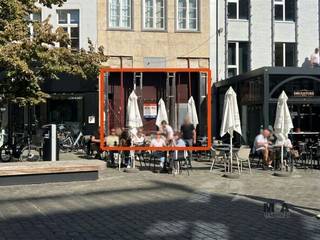 <p><span>Dit handelsgelijkvloers met kelderverdieping via een mooie trap biedt veel bruikbare ruimte, die door de huurder flexibel kan worden ingericht.</span></p><p><span>De kelder beschikt naast sanitaire voorzieningen over extra opslagruimte.</span></p><p><span>Het pand wordt basic en functioneel afgewerkt, met vloeren, wanden in ruwe baksteen en/of wit geschilderd, een industriële plafondafwerking en een voorziene elektrische installatie.</span></p><p><span> </span></p><p><span>De grote plafondramen zorgen voor veel natuurlijke lichtinval. Voorliggend een aangenaam, druk bezocht zonneterras.</span></p><p><span>Een veelzijdige ruimte met karakter, licht en mogelijkheden.</span></p><p><span>6.700 EUR + aandeel onroerende voorheffing ten laste van de huurder.</span></p><p><span>Meer info of een plaatsbezoek?</span></p><p><span>Wij plannen graag een bezoek met u in neem gerust dagelijks contact op via 0485 34 56 71 of marleen@mca-vastgoed.be. Wij zijn dagelijks bereikbaar, reageren snel en werken met een flexibele agenda.</span><span> </span></p>