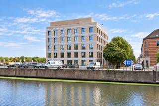 Vous recherchez un investissement sans souci ou un logement étudiant de qualité pour vos enfants qui font leurs études ? Alors ces chambres d'étudiants neuves sont sans aucun doute faites pour vous !<br /><br />EMPLACEMENT<br /><br />Découvrez ces chambres d'étudiants neuves situées dans un emplacement de choix à Gand, sur le site des Tondeliers.<br /><br />Le site se trouve à quelques minutes à vélo du centre historique de Gand ; plusieurs campus, les transports en commun, les commerces, Dok Noord et de nombreuses commodités se trouvent tous à proximité immédiate. Grâce à la proximité du petit périphérique, l’accessibilité en voiture est également excellente.<br /><br />AGENCEMENT<br /><br />Ce projet de construction neuve, baptisé TONDO, comprend 80 logements, qui sont actuellement tous loués pour la prochaine année universitaire. Grâce à des finitions de qualité et à des techniques durables, ces chambres d'étudiants constituent un investissement attractif et sans souci.<br /><br />Deux types de chambres d'étudiants sont disponibles :<br />- Chambres avec sanitaires communs<br />- Chambres avec salle de bains privative<br /><br />Prix à partir de 163 750,00 €, hors frais<br /><br />ATTOUTS<br />- Emplacement central à proximité des universités et des écoles supérieures<br />- Raccordé au réseau de chauffage urbain<br />- Gestion professionnelle<br />- Grande sécurité locative grâce au système de pool<br />- Espaces communs spacieux (cuisine-séjour, local à vélos, salle d'étude, sanitaires, etc.)<br /><br />Contactez Bram au 0472 76 90 50 ou Arthur au 0473 90 90 94 pour plus d'informations.