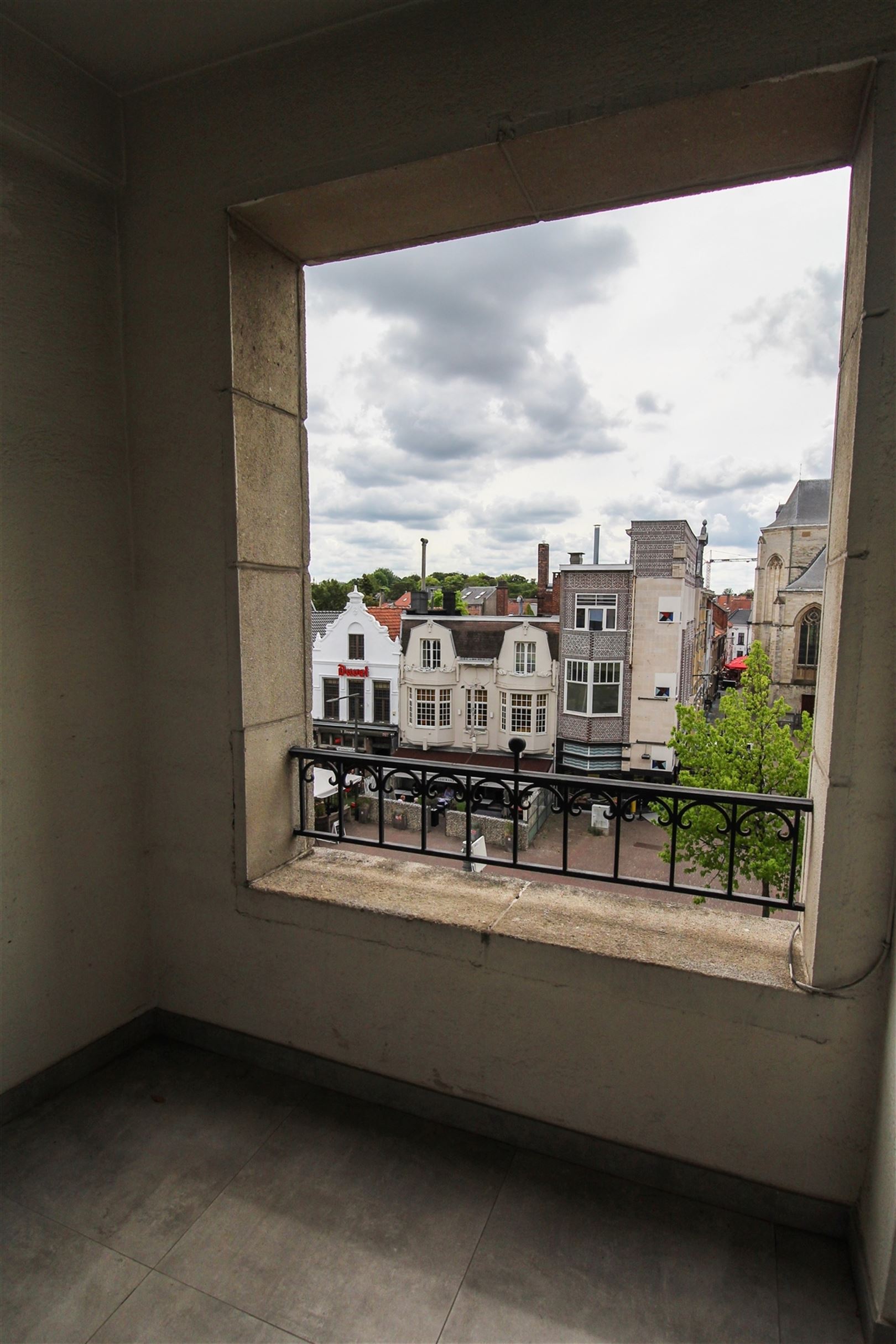 Ruim appartement met uniek uitzicht in het hartje van Sint-Niklaas - foto 5