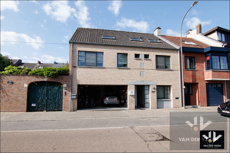 Energiezuinige, instapklare en ruime praktijkwoning met ideale ligging, tal van mogelijkheden en dubbele garage - foto 1