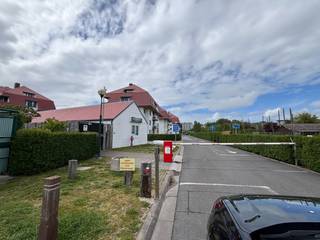 <ul>
	<li>Open staanplaats te koop op het domein Green Garden aan residentie Green Garden II, plaats 14;</li>
	<li>De vrije parkeerplaatsen voor de slagboom met toegang tot het domein zijn zeer beperkt. Men mag er slechts voor 2 uur staan en dient de parkeerschijf te leggen. In vakantie -en drukke periodes vind men er vaak geen plaats en zijn deze plekken steeds volzet. Een eigen parkeerplaats op het domein is als gevolg geen overbodige luxe. </li>
</ul>