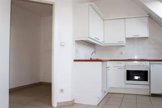 Situé au quatrième et dernier étage d'une petite copropriété du centre de Salzinne , appartement de ± 55 m² idéalement agencé. Ce dernier se compose d'un hall d'entrée avec espaces de rangements et toilettes invités. Un vaste living baigné de lumière par de nombreuses fenêtres, une cuisine américaine entièrement équipée et une buanderie accessible depuis le hall. La partie nuit comprend une grande chambre de ± 15 m² ainsi qu'une salle de bains attente avec baignoire et double vasque. Proche de toutes commodités, cet appartement ne pourra que vous séduire. Disponible immédiatement. Prix : 155.000 €. Charges : 70 € / mois PEB : E - EN OPTION: Place de parking extérieur : 15.000 € - Place de Parking intérieur : 20.000 €- Vous souhaitez visiter.Contactez-nous au +32 477 57 98 87 ou par mail à l'adresse LMEERT@TREVI.BE