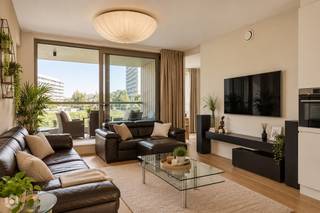 Op een absolute toplocatie op Nieuw Zuid in Antwerpen ligt dit zeldzaam ruim nieuwbouwappartement met 3 slaapkamers, 2 badkamers, 2 overdekte terrassen en een exclusief genotsrecht op de groene daktuin. U bevindt zich hier op wandelafstand van het Zuidpark, de Schelde, winkels, horeca en het openbaar vervoer.<br /><br />Benieuwd naar deze unieke woonbeleving? Ontdek de woning hier via onze cinematische vastgoedfilm!<br /><br />We betreden het appartement via de inkomhal, die direct toegang geeft tot de riante en bijzonder lichtrijke leefruimte. Deze biedt ruimschoots plaats voor een gezellige zithoek en een ruime eethoek. De hyper-uitgeruste, open keuken is prachtig geïntegreerd in het geheel. Vanuit de leefruimte heeft u via grote raampartijen toegang tot twee overdekte terrassen aan voor- én achterzijde. Aan de achterzijde geniet u bovendien van een exclusief genotsrecht op de aansluitende groene binnentuin, wat zorgt voor een uniek 'huisgevoel in de stad'. Via een aparte gang bereikt u het nachtgedeelte. De hoofdslaapkamer is voorzien van een comfortabele en-suite badkamer (met dubbele lavabo, inloopdouche en toilet). Daarnaast beschikt het appartement over nog twee volwaardige slaapkamers met zicht op het groen, waarvan er één ideaal ingericht kan worden als dressing of thuiswerkplek. In de hal bevindt zich een tweede badkamer, een apart gastentoilet en een praktische bergruimte/wasplaats.<br /><br />Het appartement kent een uitstekende energieprestatie met EPC-label A (74 kWh/m²). Fietsen kunnen veilig gestald worden in de afgesloten fietsenstalling en via de lift is er directe toegang tot de ondergrondse parkeergarage waar vaak staanplaatsen te huur of te koop zijn.<br /><br />Wenst u deze bijzondere eigendom verder te ontdekken? Via onderstaande link vindt u aanvullende informatie en krijgt u een nog uitgebreidere kijk op de woning en haar unieke karakter: https://paulscheers.com/gentplaats-12/<br /><br />Dit is een unieke opportuniteit als u op zoek bent naar een recent, energiezuinig en uitzonderlijk ruim 3-slaapkamerappartement met 2 badkamers en 2 overdekte terrassen op Nieuw Zuid. Contacteer ons voor meer informatie op 0479 13 63 69 of neem een kijkje op www.boonstravastgoed.be.<br /><br />Bijzonderheden:<br />- 2 overdekte terrassen<br />- 3 slaapkamers en 2 badkamers<br />- Uitzonderlijk energiezuinig (EPC A)<br />- Toplocatie op Nieuw Zuid nabij het Zuidpark