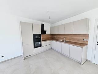 Degelijk afgewerkt nieuwbouw appartement met terras.<br />Dit nieuwbouw appartement op de eerste verdieping is gelegen in Opgrimbie, dichtbij het centrum van Maasmechelen en vlakbij de scholen, lokale winkels en de autostrades richting Nl. en Brussel/A’pen.<br /><br />Dit comfortabel appartement omvat een inkomhal, een leefruimte met open keuken, 2 slaapkamers, een badkamer met een douche en wastafel, een apart toilet en een berging met aansluiting voor een wasmachine. De leefruimte geeft toegang tot het terras. <br /><br />Aan de achterzijde van het gebouw een ruime, afgesloten privé garage. <br />Vloerverwarming via warmtepomp. Het appartement beschikt ook over zonnepanelen. Dit appartement heeft een eigen ingang. <br /><br />De gemeenschappelijke lasten bedragen € 50 per maand.<br />Dit appartement is beschikbaar vanaf 1 juli 2026. Eerste bewoning ! <br />Er is geen lift in het gebouw.<br /><br />Bij interesse kan u best uw telefoonnummer nalaten zodat wij u kunnen contacteren.<br />Alle kandidaat-huurders worden opgebeld in volgorde zoals de aanvragen binnenkomen.<br />Bedankt voor uw geduld.