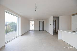<p><span>Aankoop mogelijk aan 6% BTW!</span></p><p><span> </span></p><p><span>Ontdek deze zeer ruime en moderne halfopen nieuwbouwwoning op een gunstige locatie in Sijsele, met vlotte verbindingen naar Brugge, Maldegem en de Kust. In de directe omgeving vindt u winkels en openbaar vervoer.</span></p><p><span> </span></p><p><span>De woning combineert moderne architectuur met hoogwaardige afwerking en biedt een bewoonbare oppervlakte van ca. 200 m², aangevuld met een vrijstaande garage van 28 m².</span></p><p><span> </span></p><p><span>Indeling: inkomhal met gastentoilet, ruime en lichtrijke leefruimte (47 m²) met open, volledig geïnstalleerde keuken en aansluitende berging/wasplaats. </span></p><p><span> </span></p><p><span>Op de eerste verdieping bevinden zich 3 slaapkamers, waaronder een master bedroom (17 m²) met ruimte voor een grote dressing, een stijlvolle badkamer met inloopdouche, ligbad en dubbel lavabomeubel, en een apart toilet. </span></p><p><span> </span></p><p><span>De zolder (28 m²) met vaste trap biedt extra mogelijkheden (leidingen worden voorzien)</span></p><p><span> </span></p><p><span>Buiten geniet u van een zuidwestgerichte tuin met inbegrepen afsluiting.</span></p><p><span> </span></p><p><span>Energiezuinig wonen met E-peil < E20, warmtepomp, vloerverwarming, regenwaterput 7500l aangesloten aan de sanitaire installatie, ventilatiesysteem D en zonnepanelen.</span></p><p><span> </span></p><p><span>Contacteer Lorenzo voor een bezoek: 0492 08 08 08 lorenzo@correctvastgoed.be</span></p><p><span> </span></p><p><span>Online schattingstool: https://www.correctvastgoed.be/schatting</span></p>