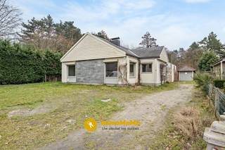 Bent u op zoek naar een ruime woning met veel potentieel, omgeven door groen en toch vlak bij alle voorzieningen?<br />Deze charmante woning bevindt zich op een perceel van 2.185 m² en biedt een bewoonbare oppervlakte van maar liefst 233 m² én ideaal voor gezinnen of voor wie houdt van ruimte en comfort.<br /><br />Binnen vindt u 4 volwaardige slaapkamers, een praktische indeling en tal van mogelijkheden om de woning verder naar eigen smaak te moderniseren.<br />De garage zorgt voor extra gemak en opslagruimte, terwijl de grote tuin een perfecte plek vormt om te ontspannen, te tuinieren of gezellig samen te zijn met familie en vrienden.<br /><br />Dankzij de gunstige ligging woont u op korte afstand van het dorp, grootwarenhuizen en andere dagelijkse voorzieningen.<br />Met een EPC-label D biedt deze woning bovendien interessante renovatiemogelijkheden om ze nog energiezuiniger te maken.<br /><br /><strong>Belangrijkste kenmerken:</strong><br />- Perceeloppervlakte: 2.185 m²<br />- Bewoonbare oppervlakte: 233 m²<br />- 4 slaapkamers<br />- Garage<br />- Ruime, groene tuin<br />- Goede, centrale ligging nabij winkels en voorzieningen<br />- EPC D<br /><br />Bezoekdag op donderdag 2/04 van 17h – 19h enkel op afspraak!<br />Bel 0492/97.47.00 of mail nathalie@immomamo.be.<br /><strong>Let op: op voorhand verwittigen is verplicht.</strong>