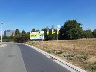 Op een boogscheut van het centrum van Vlamertinge verkopen we deze bouwgronden. Je woont er in een rustige woonbuurt op amper 10 minuten van Ieper en Poperinge. Winkels, scholen, openbaar vervoer, ... alles vind je er binnen handbereik. Er is keuze uit percelen voor open en halfopen bebouwing, met oppervlaktes van 375 m² tot 1.077 m². De ruime stedenbouwkundige voorschriften (bijvoorbeeld: 1 of 2 bouwlagen) bieden je tal van mogelijkheden om hier jouw droomwoning op maat te realiseren. Contacteer ons en ontdek alle mogelijkheden.