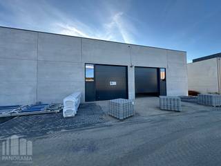 Nieuwbouw <strong>KMO-unit </strong>te huur met een oppervlakte van<strong> 208 m² en 2 privatieve parkeerplaatsen</strong>.<br /><br />De loods maakt deel uit van het gloednieuwe bedrijvenpark  “Apollo” en ligt op <strong>minder dan 2 km</strong> van het op- en afrittencomplex van de <strong>E17 te Waregem</strong> – een absolute <strong>toplocatie</strong> voor ondernemers die belang hechten aan bereikbaarheid in een bedrijvige regio.<br /><br />De bedrijfsunit (brandklasse C) werd kwalitatief en duurzaam opgebouwd met een staalstructuur en geïsoleerde betonpanelen. Met een <strong>vrije hoogte van 6 meter</strong> biedt het magazijn optimale opslag- en werkmogelijkheden.<br />Daarnaast is de unit uitgerust met tal van praktische voorzieningen, waaronder:
<ul>
	<li><span>Automatische sectionale poort (4 m breed x 4,2 m hoog)</span></li>
	<li><span>Aparte toegangsdeur met bovenlicht</span></li>
	<li><span>Lichtstraat met geïntegreerde RWA-koepel</span></li>
	<li><span>Slijtvaste polybetonvloer met draagvermogen van 1 ton/m²</span></li>
	<li><span>Sanitair</span></li>
	<li><span>Basisinstallatie elektriciteit</span></li>
	<li><span>Individuele regenwaterput van 15.000 liter</span></li>
</ul>
Deze veelzijdige bedrijfsruimte is uitermate geschikt voor <strong>opslag, distributie, productie, atelier- of ambachtelijke activiteiten</strong>.<br /><strong>Onmiddellijk beschikbaar!</strong><br /><br />Contacteer <strong>PANORAMA B2B</strong> voor bijkomende (technische) inlichtingen, plannen of een vrijblijvend <strong>plaatsbezoek 056 222 256.</strong><br /> 