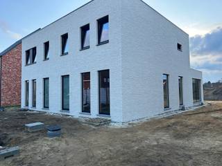 <strong>4 Energiezuinige nieuwbouwwoningen in een rustige omgeving te Lille<br /></strong><br /><b>Gunstig gelegen </b>in een rustige kindvriendelijke verkaveling. Op wandelafstand van het centrum en openbaar vervoer, met een vlotte bereikbaarheid naar de omliggende gemeenten, Herentals en de autostrade <strong>E34</strong>.<b><br /></b><br /><strong>Lille</strong> is een fijne gemeente ideaal voor gezinnen, natuurliefhebbers en iedereen die de rust van het platteland wil combineren met het gemak van stedelijk leven. <b><br /><br /></b>Dit nieuwbouwproject bestaat uit <strong>vier halfopen bebouwingen met elk 3 slaapkamers</strong>.<br /><br />Het superzuinige <strong>E peil van 20 </strong>wordt behaald door gebruik te maken van de nieuwste technieken zoals een <strong>warmtepomp, vloerverwarming en -koeling, ventilatie D systeem en 10 eigen zonnepanelen alsook alu profielen.</strong> Hierdoor voldoet deze woning vandaag reeds aan de norm van morgen en bespaart u automatisch op het verbruik van uw woning.<br /><br />Voor de afwerking van keuken, sanitair en vloeren werd gekozen voor <strong>kwalitatieve leveranciers</strong> en <strong>ruime budgetten </strong>zodat u van deze woningen een echte <strong>"thuis"</strong> kan maken. Momenteel heeft u nog volledige inspraak in de afwerking van uw woning.<br /><br />Het terras over de volledige breedte van de woning, alsook de zwarte draadafsluiting rond het perceel zit eveneens vervat in de verkoopprijs. De tuin is ideaal naar het <strong>westen</strong> georiënteerd. Er werd eveneens geopteerd voor een kruipkelder onder de woning voor het gemak van eventuele toekomstige aanpassingen. <br /><br />Deze <strong>aangename, lichte en ruime woningen</strong> worden zeer degelijk en volledig afgewerkt, zo weet u perfect waar u eindigt en waar uw geluk begint!<br /><br />Ter bescherming van de koper wordt er verkocht onder de wet Breyne.