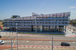 Jouw appartement in Bcity maakt deel uit van het vernieuwende stationsproject van Blankenberge. Het unieke woonconcept, o.a.dankzij het prachtige panoramisch zicht op het bekendste plein van Blankenberge, is een echte opportuniteit in de bekende badstad. Architect Marc Corbiau kiest resoluut voor warme gezelligheid met oog voor luxe, duurzaamheid en wooncomfort. Jouw appartement beschikt over een ruime en lichtrijke woonkamer met een aansluitend terras. Verder beschik je ook over een uitgeruste keuken, ruime slaapkamer, moderne badkamer en een rooftop zwembad op jouw dak! Van in het zwembad geniet je van een prachtig zicht over de badstad. Het appartement is instapklaar en de vertoonde meubels kunnen bij het appartement gekocht worden. Een bezoek is ook steeds mogelijk op afspraak!
