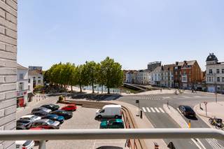 <p>Découvrez ce luxueux appartement rénové et économe en énergie de 104 m², idéalement situé à proximité du centre de Gand et offrant une magnifique vue sur l’eau de Portus Ganda. Entièrement rénové en 2024, l’appartement combine des finitions de haute qualité avec un confort de vie contemporain. Grâce à son label PEB A et à sa pompe à chaleur assurant à la fois le chauffage et le refroidissement, il est également particulièrement économe en énergie.<span></span></p>
<p>La lumineuse pièce de vie constitue le cœur de l’appartement et s’ouvre harmonieusement sur une cuisine moderne et de qualité, équipée d’un îlot central. Un débarras pratique se trouve directement à côté de la cuisine. Des armoires encastrées offrent un espace de rangement supplémentaire, tandis que les grandes baies vitrées apportent une belle luminosité naturelle et offrent une agréable vue sur l’eau.</p>
<p>L’appartement dispose de deux chambres spacieuses, dont l’une bénéficie d’un grand dressing attenant, ainsi que de deux salles de bains modernes. Grâce à son agencement pratique et à sa généreuse superficie, l’ensemble offre un excellent confort de vie. La deuxième chambre peut également parfaitement servir de bureau, de chambre d’amis ou d’espace hobby.</p>
<p>Un atout supplémentaire est la possibilité d’acquérir un emplacement de parking au prix de 35.000 €.</p>
<p>Un appartement prêt à emménager qui se distingue par sa situation, la qualité de sa rénovation, son efficacité énergétique et sa vue sur Portus Ganda.</p>
<p>Intéressé(e) ? Contactez Thomas au 0474 26 27 58 ou via info@vicusvastgoed.be</p>