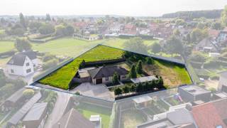 Op zoek naar een instapklare woning met veel grond, rust en ruimte? Dan is deze charmante gelijkvloerse villa absoluut het ontdekken waard!<br /><br />De woning geniet van een super rustige ligging en beschikt over een perceel van 1.463 m², aangevuld met maar liefst 1.667 m² landbouwgrond. Ideaal voor paarden, schaapjes, andere dieren of gewoon voor wie droomt van een grote tuin en een prachtig landelijk zicht.<br /><br />De woning omvat een gezellige leefruimte met kwalitatieve landelijke keuken, 3 slaapkamers, badkamer met bad en douche, apart toilet en een ruime zolder.<br />Daarnaast zijn er een inpandige garage, afgesloten carport én een extra carport die perfect geschikt is voor een mobilhome, paardenvan of bestelwagen.<br /><br />TROEVEN<br />* 3.130 m² grond<br />* Gelijkvloers wonen<br />* Rustige ligging<br />* Warmtepomp en zonnepanelen<br />* Ruime zolder<br />* Garage + meerdere carports<br /><br />Een unieke combinatie van comfortabel wonen, privacy en enorm veel buitenruimte!<br /><br />Contacteer VLAEMYNCK VASTGOED vandaag nog voor meer informatie of een bezoek.