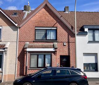 Op te frissen eengezinswoning te Boom in rustige buurt (doodlopende straat), zeer centraal gelegen vlakbij A12 en E19. <br />Indeling:<br />- Kelder<br />- Gelijkvloers: hal, open leefruimte met keuken, salon en veranda, wasruimte, wc en extra kamer;<br />- Verdiep: 2 slaapkamers, badkamer<br /><br />Troeven:<br />- Trap en veranda vernieuwd<br />- Badkamer gerenoveerd in 2019<br />- Nieuwe condensatieketel 2025<br />- Zonnig terras<br />- EPC C, geen renovatie<br />- Uitweg te voet/fiets langs servitudeweg achteraan<br />- Ramen PVC-hoogrendementsbeglazing<br />Akte te verlijden +/- september 2026, beschikbaarheid uiterlijk 1 maand na akte