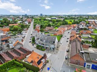 Deze locatie biedt opportuniteiten voor verschillende invullingen.<br /><br />Volgens de visie van Stad Roeselare lijkt zowel een residentiële ontwikkeling (1 à 2 woningen) als een praktijk- of kantoorfunctie met bedrijfswoning bespreekbaar steeds onder voorbehoud van een omgevingsvergunning.<br /><br />De oppervlakte van het perceel zal na opmeting bij benadering 575 m² bedragen.<br /><br /><strong>Contact:</strong><br />Voor meer informatie contacteer Stijn op 0491 61 42 19 of info@stijndebusschere.be<br />