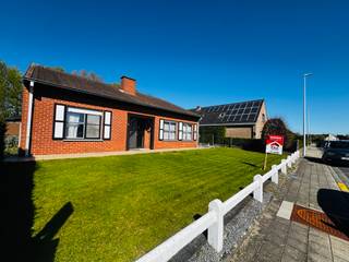 <strong>Wevelgem - Te renoveren woning op een unieke locatie.</strong><br /><br />Op een rustige, groene locatie in Wevelgem bevindt zicht deze unieke kans.<br />De ruimtes in deze gelijkvloerse woning bieden veel potentieel om er een eigen thuis van te maken.<br />De grote zolder en de dubbele garage zorgen dat er voldoende stockagemogelijkheden zijn.<br /><br /><strong>Indeling:</strong>
<div>Inkom<br />Woonruimte<br />Keuken<br />Wasruimte/berging<br />Veranda<br />Badkamer<br />2 slaapkamers</div>

<div>Dubbele garages, ruime zolder<br /><br /><strong>Troeven:</strong></div>

<ul><li>Gunstige locatie</li><li>Ruime oppervlakte</li><li>Veel potentieel</li><li>Dubbele garage</li></ul>
Lijkt deze woning iets voor u? Neem dan zeker contact op!