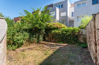 Met zijn rustige ligging in het centrum van Leuven is deze woning in de Weidestraat ideaal gelegen nabij het Station van Leuven en de binnenstad. Extra troeven zijn zeker het aangename zonneterras en tuintje alsook de aanwezige 4 grote slaapkamers.<br />Binnenkomen doen we op het gelijkvloers met een grote hoge hal met apart toilet, een mooie grote open leefruimte van +/- 36m² in L-vorm, een ingerichte keuken met ontbijthoek en het terras bereikbaar via een schuifdeur. Op het tussenverdiep en 1ste verdiep bevinden zich een ingerichte badkamer (ligbad, douche, toilet) en 2 grote slaapkamers (22m² en 14m²). Het 2de verdiep telt eveneens 2 grote slaapkamers (21m² en 14m²). Ondergronds is er +/- 65m² kelderruimte met voorraadkelders, cv-kelder en fietsenkelder (bereikbaar via aangepaste trap). <br />Energiezuinig met EPC label B - score 136 - elektriciteit is bovendien conform ! Woning gerenoveerd met betonnen vloeren !<br />Voor meer info of bezoek kan u me bereiken op 0477284876 of via vincent@immojanstas.be. Bijkomende info (EPC, vastgoedinfo, asbest, ... ) kan U hieronder downloaden ↓