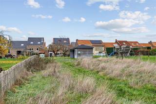 <p><span>Welkom in deze charmante woning waar je meteen het gevoel krijgt: Hier kan ons verhaal beginnen!</span></p><p><span> </span></p><p><span>De woning werd oorspronkelijk gebouwd in 1950, maar onderging de voorbije jaren enkele renovaties waarbij bewust werd gekozen voor hedendaagse technieken en optimaal wooncomfort. Zo beschikt de woning in verschillende ruimtes over airconditioning (koelen én verwarmen), zonnepanelen en rolluiken. Instappen kan dus meteen, terwijl je stap voor stap verder afwerkt en personaliseert naar eigen smaak!</span></p><p><span> </span></p><p><span>Indeling:</span></p><p><span>Gelijkvloers: Je betreedt de woning via de inkomhal met afzonderlijk gastentoilet. De lichtrijke leefruimte sluit mooi aan op de uitgeruste keuken met kasten en toestellen. Verder vind je op het gelijkvloers een technische ruimte en een praktische wasplaats.</span></p><p><span>Eerste verdieping: Nachthal met toegang tot twee volwaardige slaapkamers, een badkamer uitgerust met lavabo, ligbad en toilet en een extra berging die ook perfect kan dienen als bureau- of hobbyruimte.</span></p><p><span>Tweede verdieping: Een derde slaapkamer, ideaal als master bedroom, kinderkamer, speelkamer of extra hobbyruimte.</span></p><p><span> </span></p><p><span>Buiten geniet je van een ruime tuin met een prachtig open zicht, een echte troef voor wie houdt van rust, privacy en buitenleven.</span></p><p><span> </span></p><p><span>Kortom: Een goed onderhouden woning met een aangename indeling én ruimte om verder te groeien en te verfijnen.</span></p><p><span>Kom ontdekken hoe je hier niet alleen een huis koopt, maar een thuis creëert!</span></p><p><span> </span></p><p><span>Breng snel een bezoek voor het te laat is! Neem contact op met Kenneth (kenneth.pollet@vastgoedhuys.be) op 0472/03 25 88 of met Melissa (melissa.cardaci@vastgoedhuys.be) op 0486/54 71 80.</span></p>