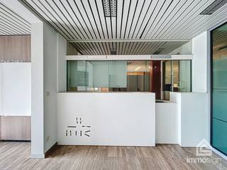 PLUSPUNTEN:<br />+ kantoorruimte van 243 m²<br />+ gunstig EPC: label C <br />+ géén renovatieverplichting <br />+ 4 privé autostaanplaatsen <br />+ goede visibiliteit vanaf de Rijksweg<br /><br />ALGEMEEN:<br />Op de hoek van de Nieuwstraat met de Rijksweg te Lanklaar, vinden we dit voormalige KBC-kantoor terug. De hele gelijkvloerse verdieping werd ingericht als kantoor en bestaat uit een onthaalruimte, een ruimte voor het plaatsen van landschapsburelen (waar nu de loketten staan), een personeelsrefter met kitchenette, gescheiden toiletten, back-office, technische ruimte / serverlokaal, directiebureel 1, en directiebureel 2. Daarnaast is er nog een grote kluis en bevinden zich vooraan 4 privatieve, open autostaanplaatsen die toebehoren aan het handelsgelijkvloers.<br /><br />Het gebouw werd oorspronkelijk opgericht in 1970 en werd in 1989 nog uitgebreid om aan de noden van klanten te kunnen blijven beantwoorden. De technieken werden doorheen de jaren ook steeds vernieuwd en/of uitgebreid, waardoor er zowel centrale verwarming is op aardgas middels radiatoren, als ook luchtverwarming via plafondgroepen en ventilo-convectoren die kunnen koelen en verwarmen. <br /><br />De huidige inrichting blijft staan, dus de roerende goederen momenteel aanwezig zijn inbegrepen in de aankoop. <br /><br />In de basisakte van de gebouweenheid is er geen specifieke uitsluiting wat handelsactiviteiten betreft, echter wijzen wij erop dat:
<ul>
<li>een functiewijziging vergunningsplichting is - gelieve u vooraf bij de lokale dienst omgeving te informeren over de mogelijkheden;</li>
<li>een aanpassing van de basisakte nodig kan zijn (wijzigende basisakte is een notariële akte);</li>
<li>er een niet-concurrentiebeding van toepassing is voor eigenaars, huurders of gebruikers voor wat betreft het uitoefenen van concurrerende of gelijkaardige activiteiten tot 3 jaar na de akte.</li>
</ul>
LIGGING:<br />Centrale locatie met goede commerciële visibiliteit, en eveneens gelegen vlakbij het bedrijvenpark / industrieterrein en Terhills.<br />Vlotte bereikbaarheid met openbaar vervoer, alsook goede aansluiting op omliggende gemeenten en steden als Genk, Maasmechelen en Maaseik. Vlakbij de Nederlandse en Duitse grens. Parkeergelegenheid voor de deur en in de directe omgeving, alsook diverse winkels en horeca.<br /><br />FINANCIERING:<br />Een succesvolle vastgoedtransactie begint met een goede voorbereiding. Wij adviseren kandidaat-kopers om hun financiële mogelijkheden tijdig in kaart te brengen, zodat zij met de nodige zekerheid en vertrouwen kunnen handelen wanneer de juiste opportuniteit zich aandient.<br /><br />VERKOPEN OF VERHUREN MET EEN STRATEGISCHE AANPAK?<br />Dankzij het vertrouwen van onze klanten en onze sterke marktpositie zijn wij voortdurend op zoek naar kwalitatieve eigendommen. Overweegt u te verkopen of te verhuren? Ontdek vrijblijvend onze persoonlijke aanpak en hoe wij uw eigendom optimaal positioneren om de juiste doelgroep te bereiken.<br /><br />ALS EERSTE OP DE HOOGTE VAN NIEUW AANBOD:<br />De beste eigendommen worden vaak gevonden vóór ze breed beschikbaar zijn. Schrijf u vrijblijvend in via onze website en ontvang nieuw aanbod dat aansluit bij uw wensen en zoekcriteria.<br /><br />UW VASTGOED, ONZE EXPERTISE:<br />Elke eigendom verdient een persoonlijke strategie. Met een combinatie van marktkennis, professionele presentatie, actieve klantenbenadering en een sterk netwerk begeleiden wij onze klanten naar een succesvol resultaat.<br /><br />PERSOONLIJKE SERVICE, PROFESSIONELE BEGELEIDING:<br />Een vastgoedbeslissing vraagt een doordachte aanpak. Ons ervaren team staat klaar om u persoonlijk te adviseren en te begeleiden bij elke stap. Contacteer ons via +32 89 87 03 67 of via info@immosign-plus.be.